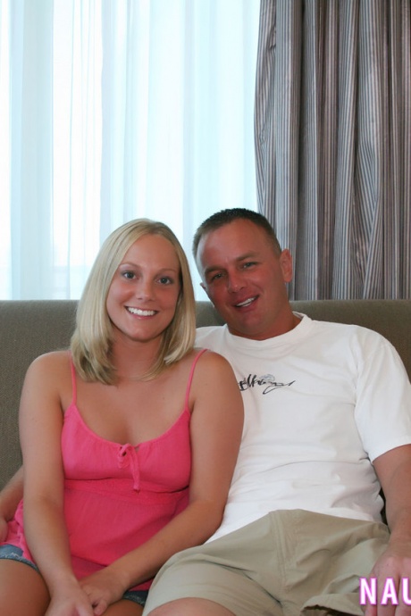 Непослушная блондинка-любительница Элли занимается сексом с двумя мужчинами одновременно 1