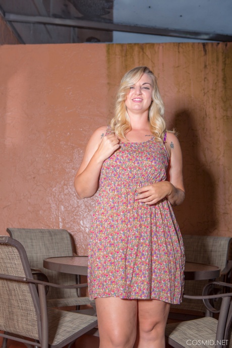 Зрелая толстушка Кэрри снимает с себя платье, чтобы продемонстрировать свою большую толстую задницу и сиськи 1