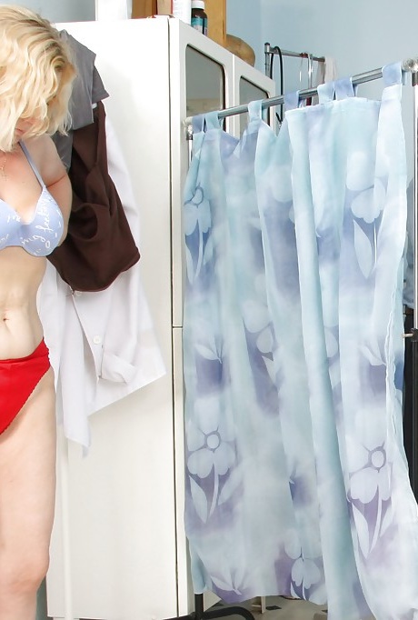 Зрелая блондинка с большой грудью осматривает свою волосатую киску у гинеколога 15