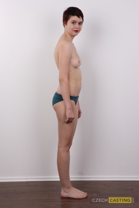 Пухленькая девушка с короткими волосами и красными губами впервые раздевается догола 10