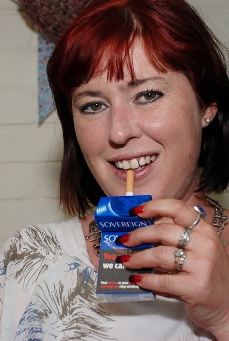 Рыжеволосая любительская толстушки курит, отодвигая обрезанные шорты в сторону на диване 5