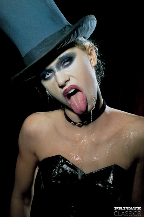 Кору Менсон трахают дважды во время жесткой сцены косплея 12