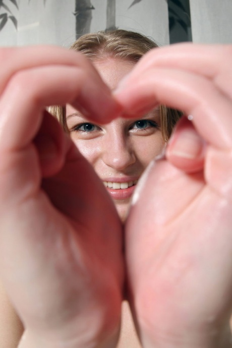 Милая молодая девушка Ева принимает ванну с пеной в игривой манере 16