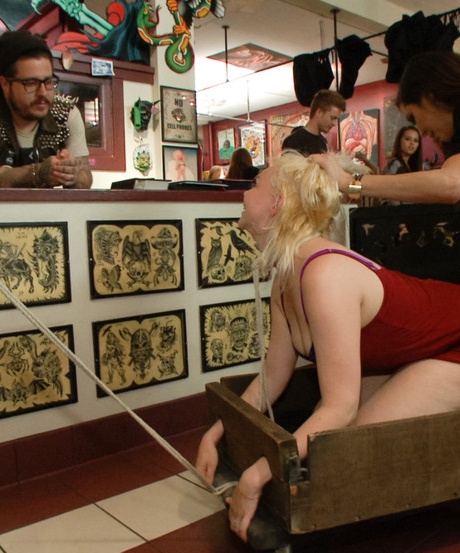 Симпатичная блондинка Элис Фрост подвергается групповухе в общественном месте 1