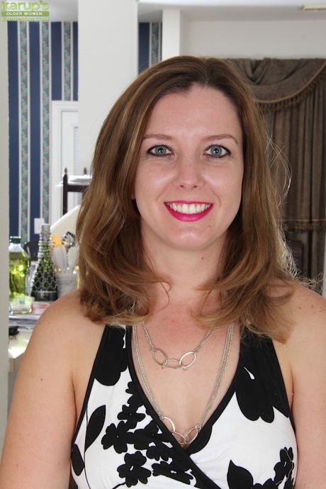 Очаровательной Далилии Стивенсон нравится раздеваться на камеру, раздвигая свою киску 1