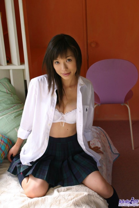 Японская студентка Кахо обнажает свое великолепное тело, переодеваясь после школы 3