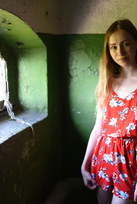 Высокая молоденькая Марика Би великолепно позирует обнаженной перед окном с видом на море 1