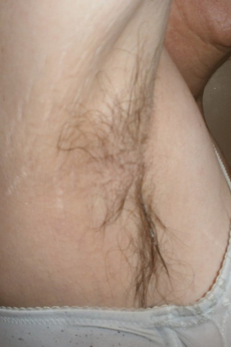 Пожилая дама с великолепными ногами показывает свои покрытые потными волосами подмышки 15