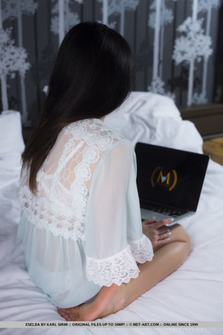 Сладкая молоденькая Эсельда выглядит невинно, но раздвигает свою горячую попку перед камерой 4