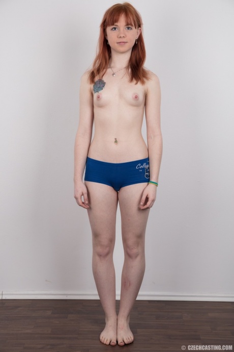 Симпатичная рыжеволосая любительница обнажает свою едва набухающую грудь, когда раздевается 7