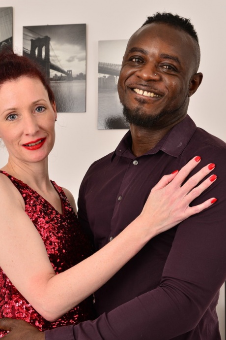 Худенькая зрелая леди занимается сексом со своим молодым чернокожим любовником 2