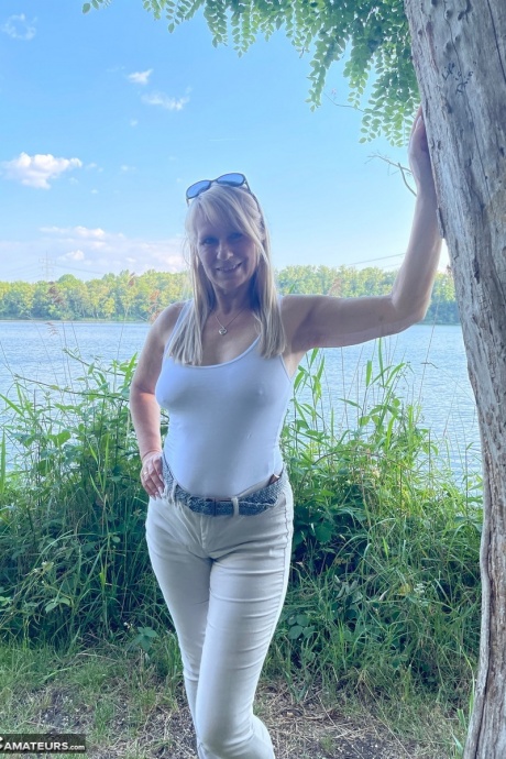 Блондинка средних лет Сладкая Сьюзи пальчиком раздвигает свою киску во время активного отдыха 4