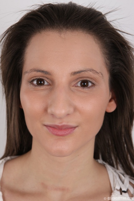 Любительница Никола снимает свой черный лифчик, чтобы показать свои отвисшие сиськи крупным планом 1