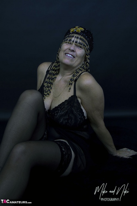 Толстая старуха Савана позирует не обнаженной в черном нижнем белье и прозрачных чулках 6