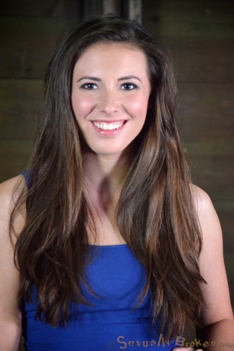 Рабыню брюнетку Кейси Калверт связали и пытали принудительной глубокой глоткой 2