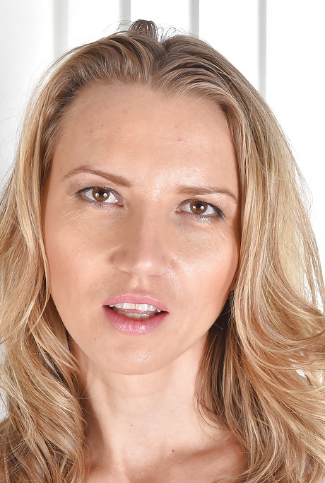 Белокурая соло-модель Алина Лонг широко раскрывает свою проколотую пизду 1