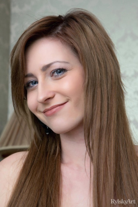 Европейская соло-девушка Джанель любит демонстрировать свою аккуратно подстриженную муфту 1