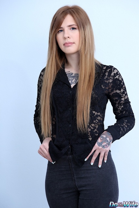 Татуированная женщина с длинными волосами трахается с другим мужчиной, пока муженек наблюдает 1