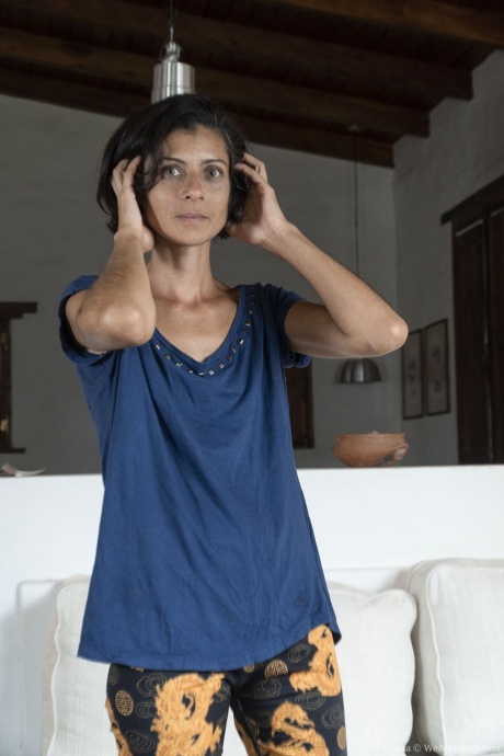 Худая зрелая женщина Бруна демонстрирует свое волосатое тело в обнаженном виде 1