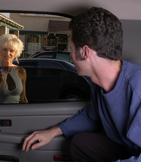 Распутная зрелая блондинка садится на молодой мясистый шест в машине 1