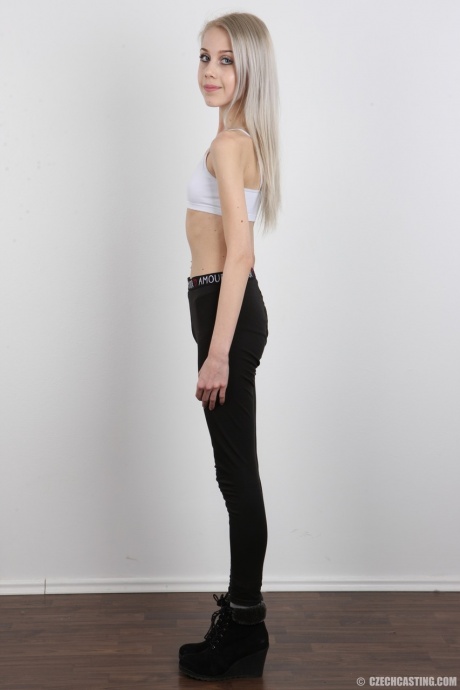 Худенькая 18-летняя девственница Наталья снимает с себя одежду, чтобы предстать обнаженной 5