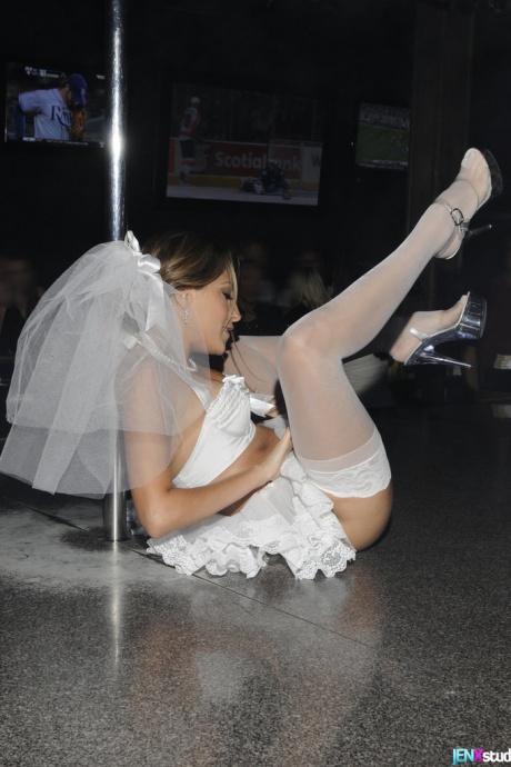 Дженна Хейз устраивает шоу в стриптиз-клубе в белых чулках 3