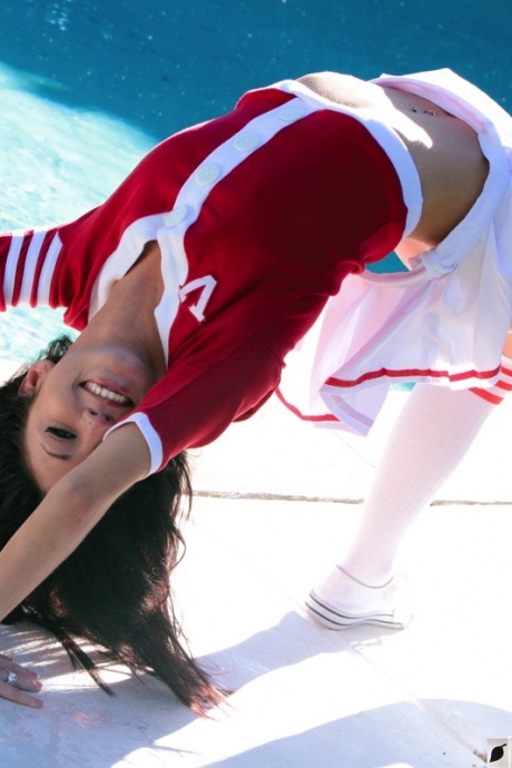 Брюнетка-болельщица Кэти Минкс обнажает свою тугую попку возле бассейна 15