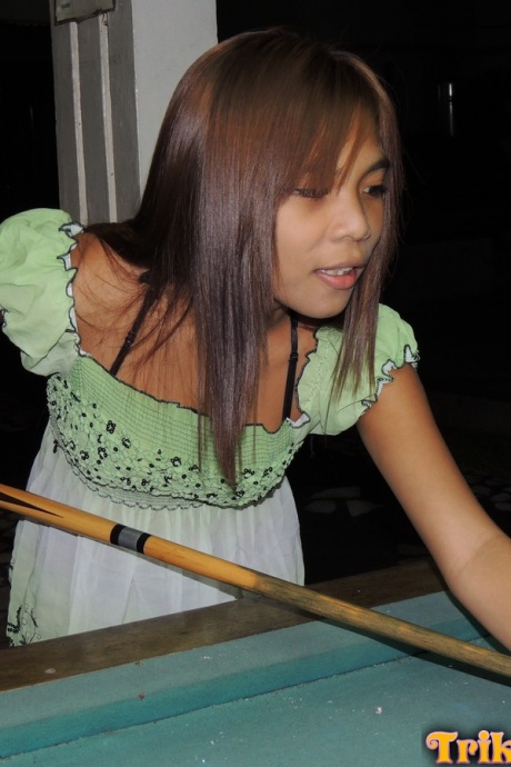 Миниатюрная азиатка-любительница с огромными сосками лижет твердый член и скачет верхом 1