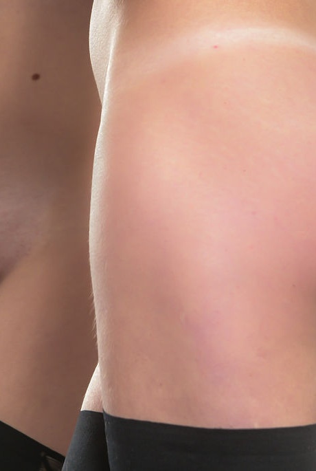 18-летняя Алина, девушка, раздевается до чулок перед зеркалом 15