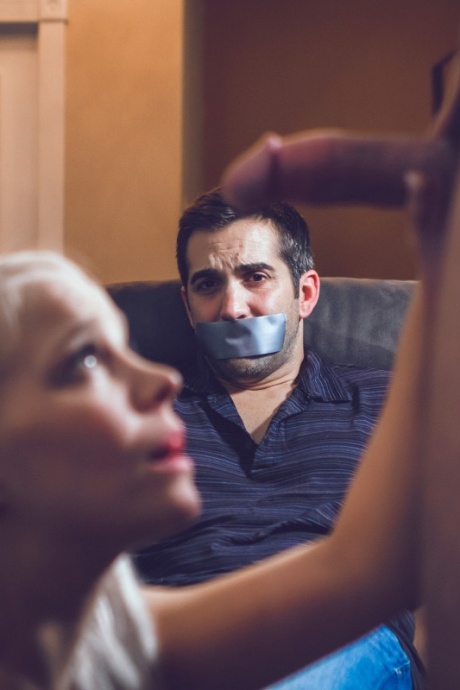 Горячая жена-блондинка Белла Джейн отсасывает мужчине на глазах у мужа-рогоносца 19