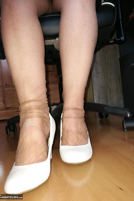 Возбужденная Ома засовывает фломастер в свою волосатую вагину в нейлоновых чулках с задним швом 2