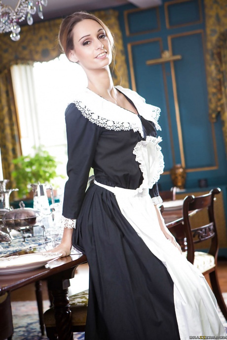 Горячая евро горничная Эрика Футес сверкает бедрами и подвязками, прежде чем раздеться догола 1