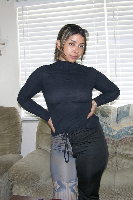 Неопытная Элис обменивается оральным сексом со стариком в гостиной и на кровати 3