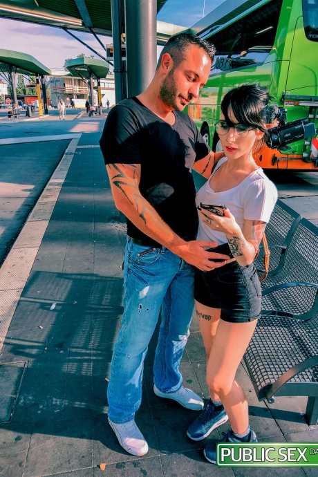 Худенькая любительница надевает очки, занимаясь дерзким сексом между припаркованными машинами 1