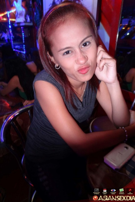 Миниатюрная азиатка Лу выталкивает сперму из своего рта во время действия от первого лица 1