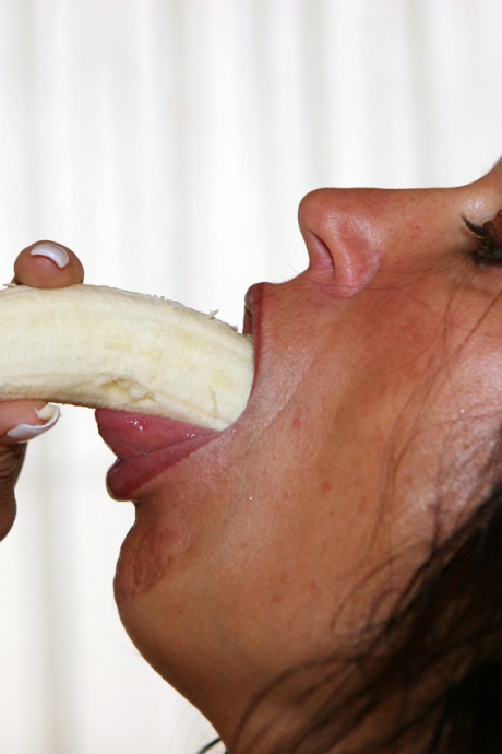 Одинокая девушка засовывает банан в свою грязную задницу в черных латексных чулках 4