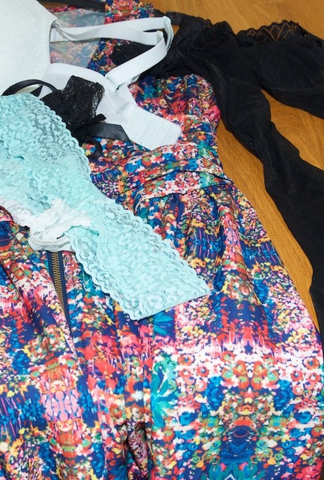 Большая сиськастая любительская Грязная докторша хорошо меняет свое нижнее белье, одеваясь 1