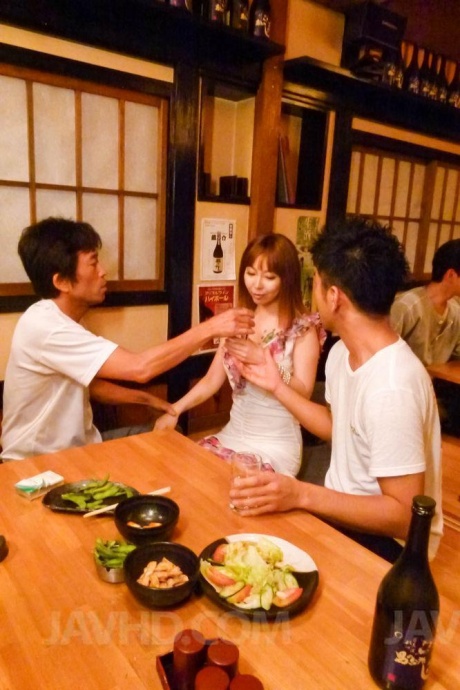 Азиатка Минами Китагава в розовом нижнем белье получает вибратор в пизду 9