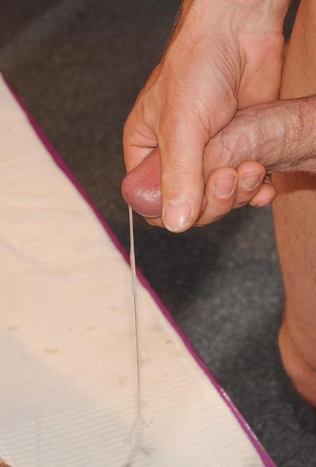 Шлюха в черной мини-юбке позволяет группе мужчин дважды трахнуть ее в групповухе 16