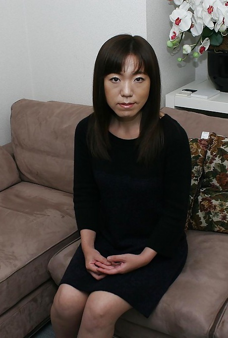 Одетая красотка Кадзуэ Хамано показывает свою азиатскую волосатую киску крупным планом 1