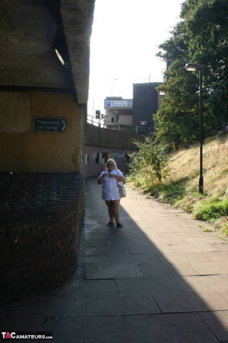 Толстая пожилая медсестра Лекси Каммингс обнажает себя, прогуливаясь по тротуару 2