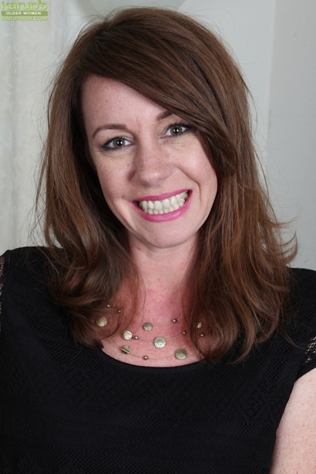 Пожилая соло-модель Джоани Бишоп и ее маленькие отвисшие сиськи позируют обнаженными 1