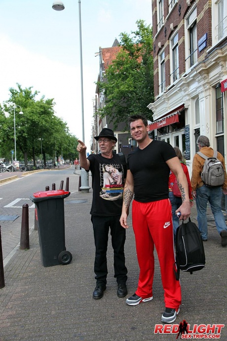 Русский секс-турист находит утешение с голландской секс-работницей в зоне красных фонарей 2