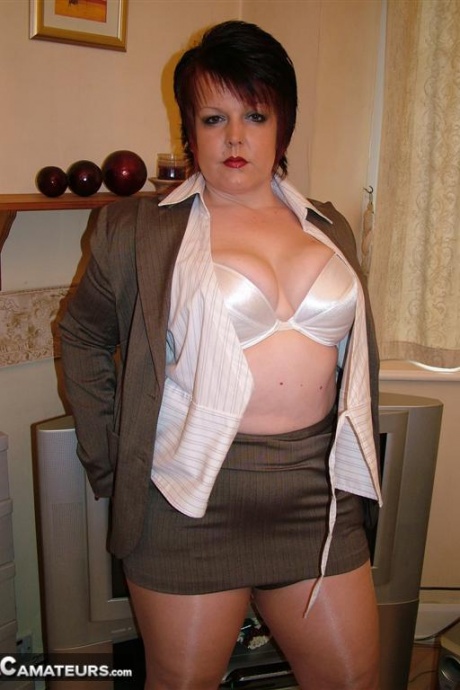 Полная британка Дабл Ди задирает юбку в нейлоновых чулках с задним швом 4