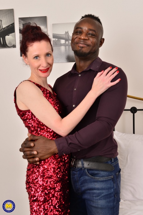 Худенькая зрелая леди занимается сексом со своим молодым чернокожим любовником 1