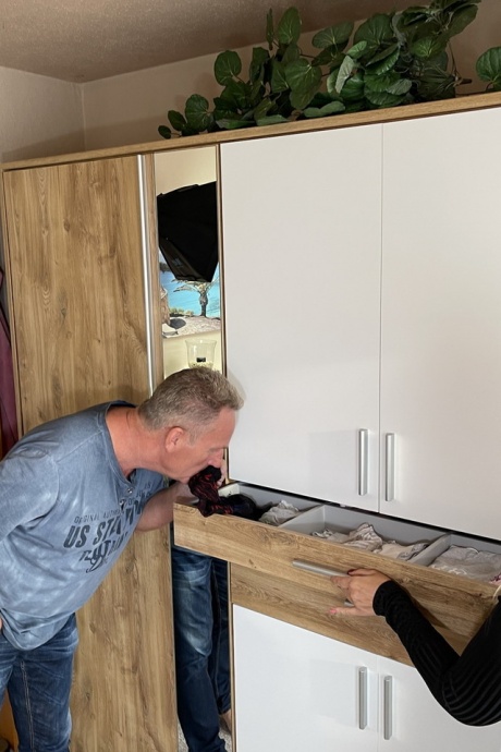 Блондинка средних лет Сладкая Сьюзи делает мужчине минет перед ММФ сексом на кровати 8