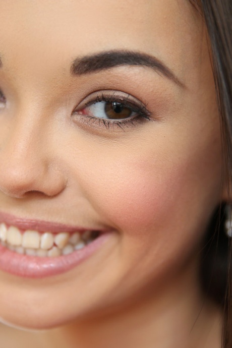 Очаровательная молоденькая Ли Мун демонстрирует свое красивое тело в полностью обнаженных сольных позах 2