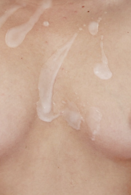 Молоденькая красотка Дакота Скай принимает сперму на лицо после минета 16