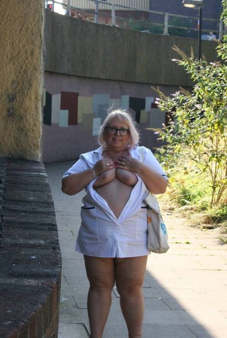 Толстая пожилая медсестра Лекси Каммингс обнажает себя, прогуливаясь по тротуару 7