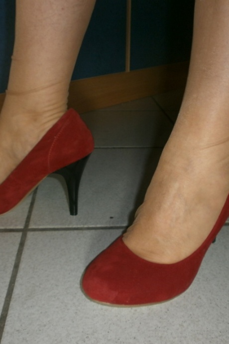 Распутная домохозяйка-любительница Каро не смогла удержаться от мастурбации на кухне 10